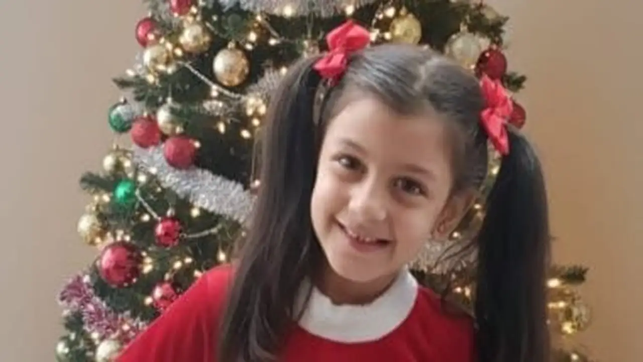 طفلة من أسيوط ترفع راية مصر بأغنية بلغة الإشارة